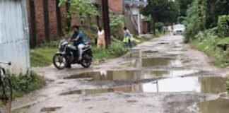 UP: 39 लाख की सड़क पर पहली बरसात का असर, कई जगह उखड़ी परत और बने गड्ढे