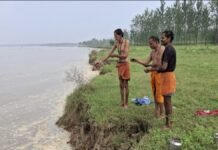 UP: रामगंगा के कटान से खेत बर्बाद, ग्रामीणों ने पूजा कर नदी से मांगी रहम