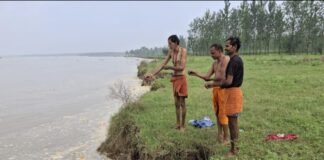 UP: रामगंगा के कटान से खेत बर्बाद, ग्रामीणों ने पूजा कर नदी से मांगी रहम