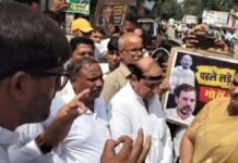 UP: पीलीभीत में कांग्रेस का प्रदर्शन, पुलिस को चकमा देकर फूंका CEC का पुतला, जमकर हुई नारेबाजी