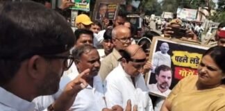 UP: पीलीभीत में कांग्रेस का प्रदर्शन, पुलिस को चकमा देकर फूंका CEC का पुतला, जमकर हुई नारेबाजी