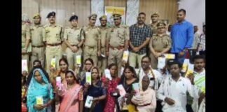 जौनपुर में 201 लोगों के चेहरों पर लौटी खुशी, पुलिस ने बरामद किए 45 लाख के मोबाइल