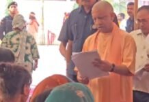 गोरखपुर: CM योगी का जनता दर्शन, फरियादियों की सुनी समस्याएं, 509 दिव्यांगजनों को मिलेंगे 664 उपकरण