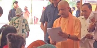 गोरखपुर: CM योगी का जनता दर्शन, फरियादियों की सुनी समस्याएं, 509 दिव्यांगजनों को मिलेंगे 664 उपकरण
