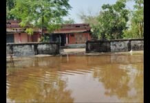 बाराबंकी में बाढ़ से स्कूल जलमग्न, पानी के बीच पढ़ने पहुंच रहे 232 बच्चे, हर साल बनती है यही स्थिति
