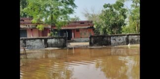 बाराबंकी में बाढ़ से स्कूल जलमग्न, पानी के बीच पढ़ने पहुंच रहे 232 बच्चे, हर साल बनती है यही स्थिति