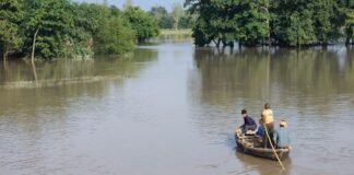 UP: बाराबंकी में घाघरा का जलस्तर घटा, फिर भी खतरे के निशान से 52 सेमी ऊपर