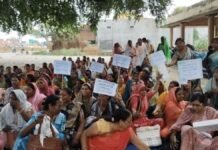 चंदौली में आजीविका समूह की महिलाओं का प्रदर्शन, 2 हजार मानदेय पर जताया आक्रोश