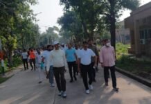 UP: सेवा संकल्प अभियान के तहत डीएम ने संभाली सफाई की कमान, खुद थामा फावड़ा और की सफाई