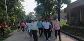UP: सेवा संकल्प अभियान के तहत डीएम ने संभाली सफाई की कमान, खुद थामा फावड़ा और की सफाई
