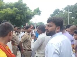 Varanasi: डंपर की चपेट में आने से नौवीं की छात्रा की मौत, आक्रोशित ग्रामीणों ने सड़क किया जाम