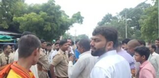Varanasi: डंपर की चपेट में आने से नौवीं की छात्रा की मौत, आक्रोशित ग्रामीणों ने सड़क किया जाम