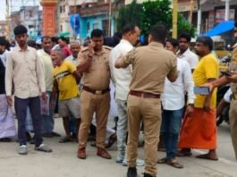 Varanasi में तेज रफ्तार ट्रक ने साइकिल सवार दो लोगों को कुचला, मौके पर मौत, फल बेचने निकले थे दोनों