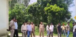 Amethi: नाला बंद होने से निर्माणाधीन मंदिर हुआ जलमग्न, महंत समेत सैकड़ों ग्रामीण अनशन पर बैठे