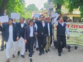Banda में अधिवक्ताओं ने खोला मोर्चा! राष्ट्रपति के नाम 14 सूत्रीय ज्ञापन, सुरक्षा कानून लागू करने की उठी आवाज