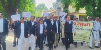 Banda में अधिवक्ताओं ने खोला मोर्चा! राष्ट्रपति के नाम 14 सूत्रीय ज्ञापन, सुरक्षा कानून लागू करने की उठी आवाज