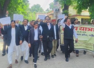 Banda में अधिवक्ताओं ने खोला मोर्चा! राष्ट्रपति के नाम 14 सूत्रीय ज्ञापन, सुरक्षा कानून लागू करने की उठी आवाज
