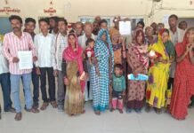 Banda: न सर पर छत, न पेट में दाना! डीएम साहब… आखिर कहां जाएं ये बेघर परिवार, बारिश ने उजाड़ दिए आशियाने