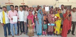 Banda: न सर पर छत, न पेट में दाना! डीएम साहब… आखिर कहां जाएं ये बेघर परिवार, बारिश ने उजाड़ दिए आशियाने