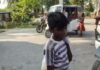 Barabanki: रेलवे क्रॉसिंग पर नाबालिग बच्चों से बिकवाए जा रहे भुट्टा-पॉपकॉर्न, हादसे का खतरा