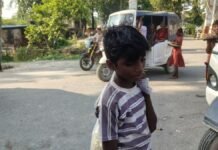 Barabanki: रेलवे क्रॉसिंग पर नाबालिग बच्चों से बिकवाए जा रहे भुट्टा-पॉपकॉर्न, हादसे का खतरा