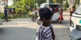 Barabanki: रेलवे क्रॉसिंग पर नाबालिग बच्चों से बिकवाए जा रहे भुट्टा-पॉपकॉर्न, हादसे का खतरा