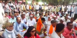 Bijnor में किसानों का प्रदर्शन, गन्ने का दाम ₹800 कुंतल करने की मांग