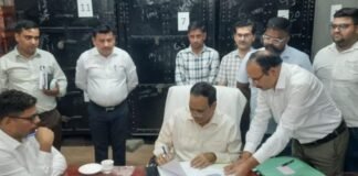 Bijnor पहुंचे नवागत जिलाधिकारी उमेश प्रताप सिंह ने कार्यभार किया ग्रहण