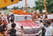 Gonda: बुलडोजर से पुष्पवर्षा, क्रेन से पहनाई 20 फीट की माला, बृजभूषण के स्वागत में दिखा जबरदस्त उत्साह