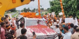 Gonda: बुलडोजर से पुष्पवर्षा, क्रेन से पहनाई 20 फीट की माला, बृजभूषण के स्वागत में दिखा जबरदस्त उत्साह
