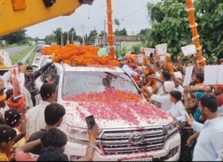 Gonda: बुलडोजर से पुष्पवर्षा, क्रेन से पहनाई 20 फीट की माला, बृजभूषण के स्वागत में दिखा जबरदस्त उत्साह