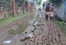 Chandauli: सतपोखरी में 3-4 साल से जलजमाव, स्कूल जाने वाले बच्चों की बढ़ी मुश्किलें