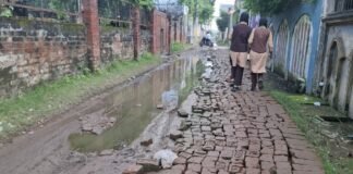 Chandauli: सतपोखरी में 3-4 साल से जलजमाव, स्कूल जाने वाले बच्चों की बढ़ी मुश्किलें