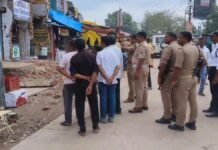 Chandauli: मुगलसराय में दुकान तोड़ने के दौरान जुटी भीड़, पुलिस ने संभाली सुरक्षा व्यवस्था
