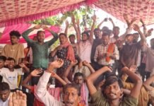Chandauli: फल-सब्जी विक्रेताओं ने तीन सूत्री मांगों को लेकर शुरू किया अनिश्चितकालीन धरना