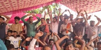 Chandauli: फल-सब्जी विक्रेताओं ने तीन सूत्री मांगों को लेकर शुरू किया अनिश्चितकालीन धरना