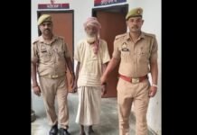 Chandauli: न्यायालय के वारंट पर धानापुर पुलिस की दबिश, वारंटी अभियुक्त घर से गिरफ्तार