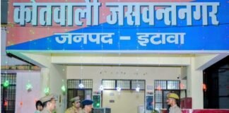 Etawah: मंदिर के सामने बाबा का शव मिलने से मचा हड़कंप, शिनाख्त में जुटी पुलिस