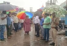 Gonda: उत्तर प्रदेश: भारी बारिश के बीच जिलाधिकारी प्रियंका निरंजन ने शहर का किया निरीक्षण, अधिकारियों को दिए आवश्यक निर्देश