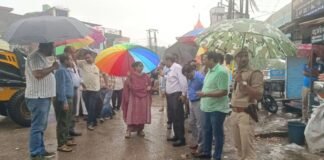 Gonda: उत्तर प्रदेश: भारी बारिश के बीच जिलाधिकारी प्रियंका निरंजन ने शहर का किया निरीक्षण, अधिकारियों को दिए आवश्यक निर्देश
