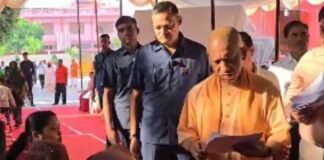 Gorakhpur: हर जरूरतमंद का आयुष्मान कार्ड बनाया जाए, जनता दर्शन में 150 लोगों की सुनी सीएम ने समस्याएं