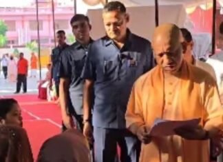 Gorakhpur: हर जरूरतमंद का आयुष्मान कार्ड बनाया जाए, जनता दर्शन में 150 लोगों की सुनी सीएम ने समस्याएं