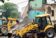 Saharanpur: सहारनपुर कलेक्ट्रेट परिसर की पुरानी मस्जिद पर चला बुलडोजर, भारी पुलिस फोर्स तैनात
