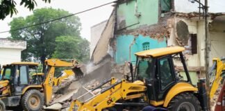 Saharanpur: सहारनपुर कलेक्ट्रेट परिसर की पुरानी मस्जिद पर चला बुलडोजर, भारी पुलिस फोर्स तैनात