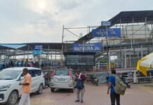 Mathura: मथुरा जंक्शन गेट पर ई-रिक्शा का कब्जा, बिना परमिट वाहनों के संचालन और कमीशनखोरी के आरोप