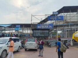 Mathura: मथुरा जंक्शन गेट पर ई-रिक्शा का कब्जा, बिना परमिट वाहनों के संचालन और कमीशनखोरी के आरोप