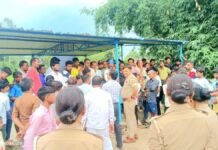 Mirzapur: 15 साल से सड़क बदहाल, ग्रामीणों का धरना, 5 लोग आमरण अनशन पर बैठे
