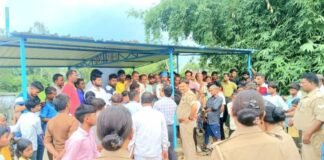 Mirzapur: 15 साल से सड़क बदहाल, ग्रामीणों का धरना, 5 लोग आमरण अनशन पर बैठे