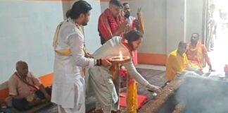 Mirzapur: विंध्याचल देवी धाम पहुंचे ADG जोन वाराणसी नवीन अरोड़ा, सपरिवार किया मां विंध्यवासिनी का विधिवत दर्शन-पूजन