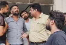 Muzaffarnagar: पार्किंग को लेकर छात्रों और गार्डों में विवाद, छात्र संघ नेता विशु मलिक धरने पर बैठे